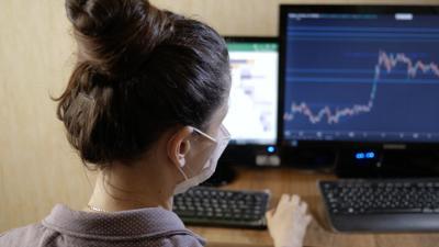 Woman wearing a mask while on the computer